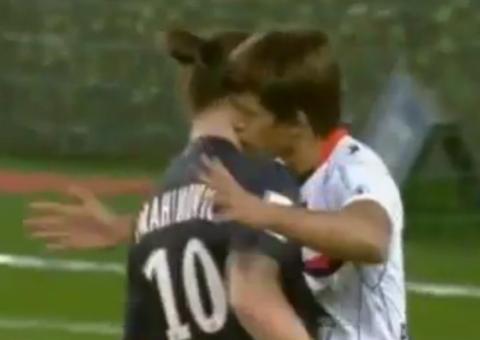 Ibrahimovic ganha beijo no 'cangote', empurra jogador e dá piscadinha