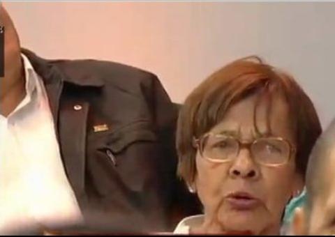 Mulher da plateia do "Programa da Tarde" se irrita e reclama ao vivo