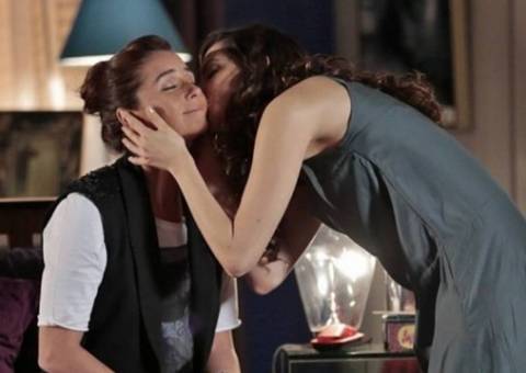 Após separação, Clara e Marina começam a namorar