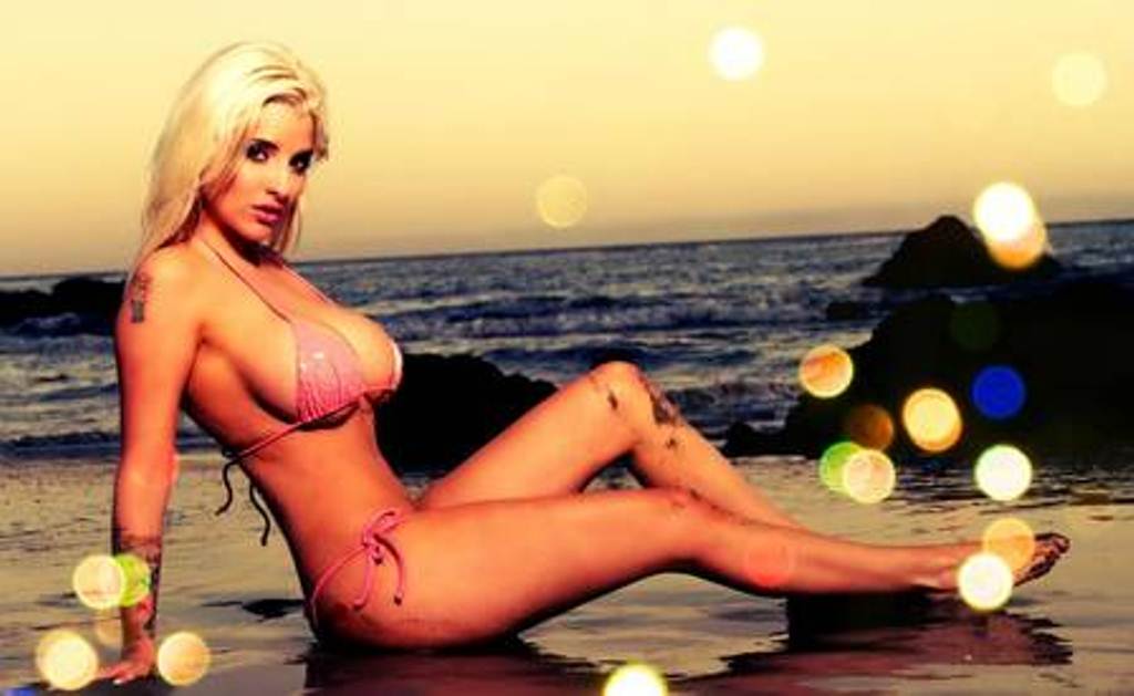  Ex-BBB Clara volta à 'ativa' em site de strip