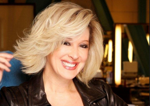 Loira, Claudia Raia não se adapta a química e perde cabelo