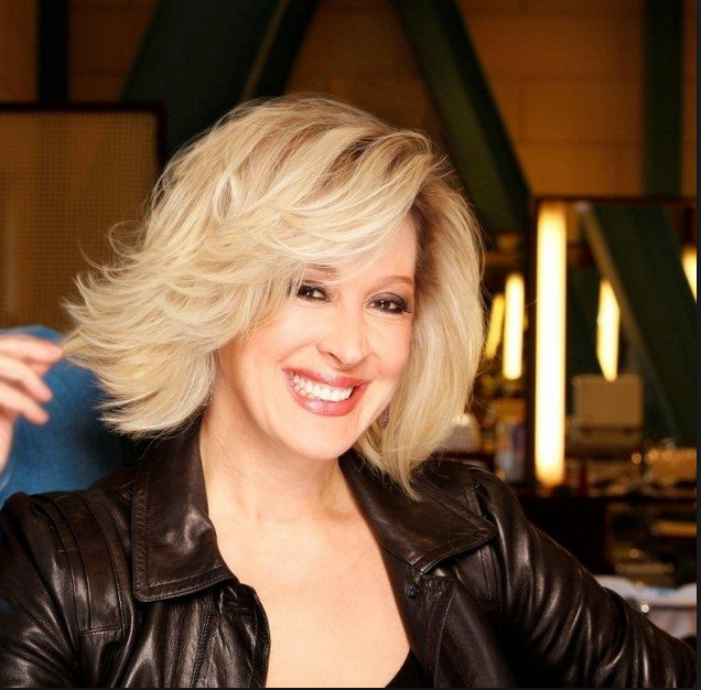 Loira, Claudia Raia não se adapta a química e perde cabelo