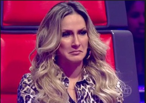 Claudia Leite tenta posar com camisa do Barcelona e é repreendida