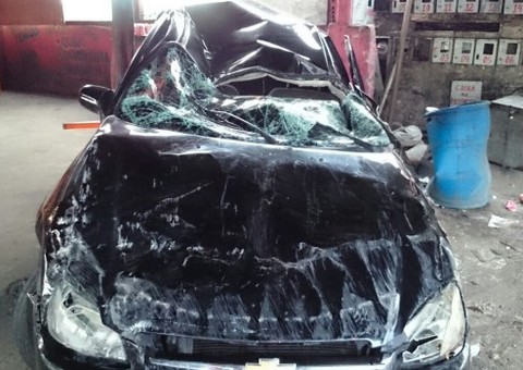 Com parada respiratória, motorista capota