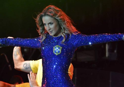 “Se o Brasil ganhar a Copa, subo no palco de Galinha Pintadinha”, promete Claudia Leitte