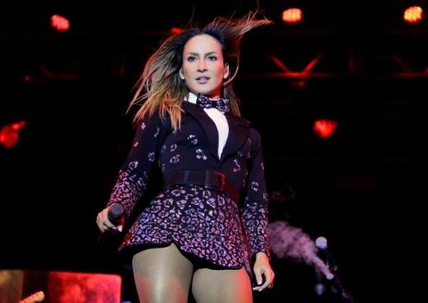 Claudia Leitte mostra demais durante show em quadra de escola de samba