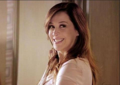 Lívia manda DVD com cenas íntimas dela e Théo para Érica