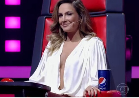 Decote de Claudia Leitte rouba cena e ofusca candidatos