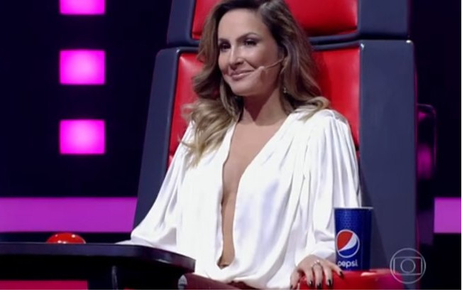 Decote de Claudia Leitte rouba cena e ofusca candidatos