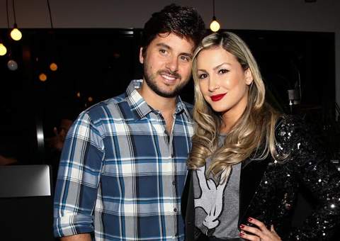 Marido de Claudia Leitte impede cantora de falar com fãs e vídeo repercurte na web