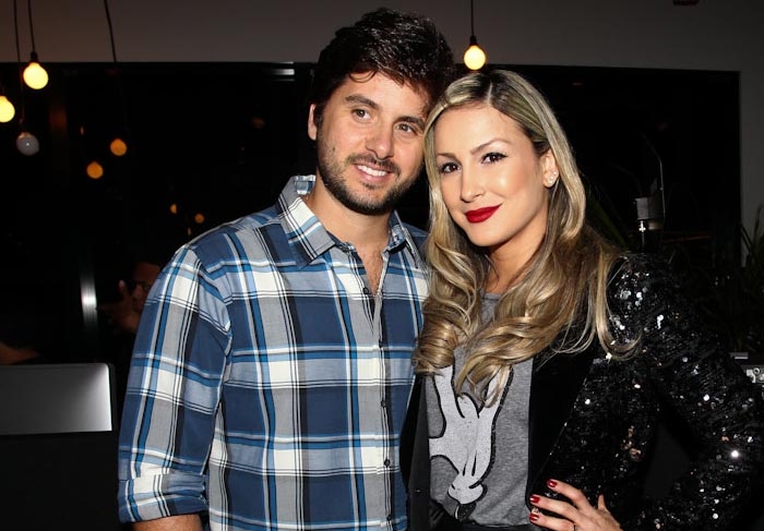 Marido de Claudia Leitte impede cantora de falar com fãs e vídeo repercurte na web