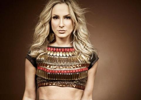 Mãe de 2, Claudia Leitte mostra tudo em cima em novo ensaio