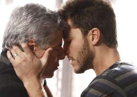  'Império': Téo publica foto de beijo de Cláudio e Leonardo e Enrico surta