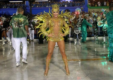 Fantasia de Claudia Leitte vira meme e cantora é atacada na internet