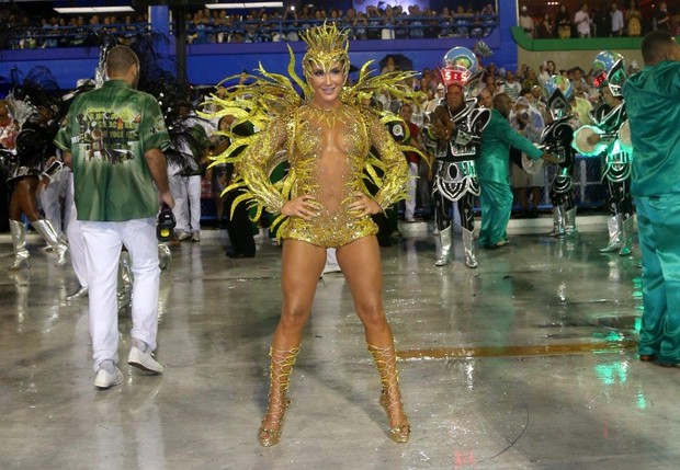 Fantasia de Claudia Leitte vira meme e cantora é atacada na internet