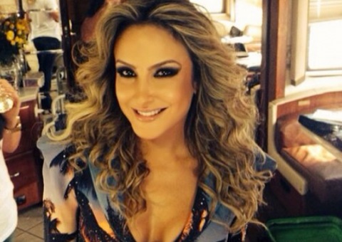 Claudia Leitte é chamada de cafona e manda internauta tomar veneno de rato