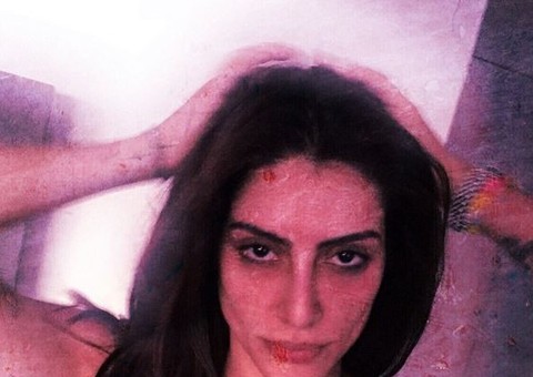 Cleo Pires aparece de topless em clique feito pelo namorado
