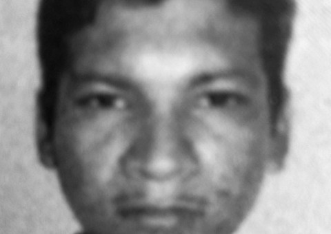 Matou amigo por um par de sandálias