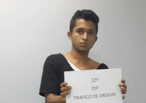 Polícia prende traficante de drogas próximo à escola pública