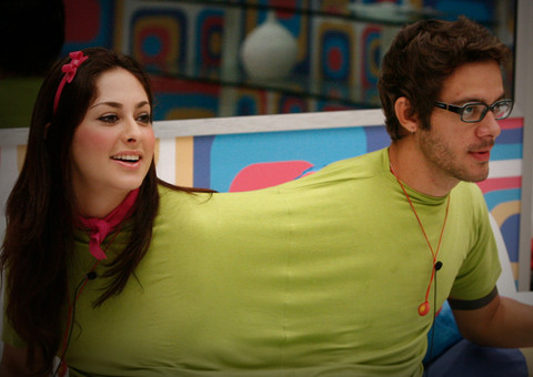 Ex-BBBs Francine e Max protagonizam briga feroz no Twitter durante a madrugada