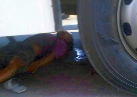 Bombeiros e Samu resgatam atropelado embaixo de ônibus