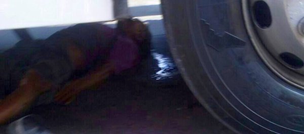 Bombeiros e Samu resgatam atropelado embaixo de ônibus