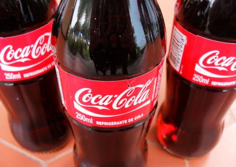 Homem prova que Coca-Cola pode ser sabotada. Veja