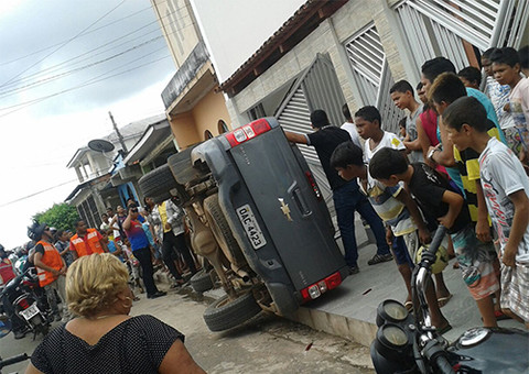 Protesto e incêndio na casa do prefeito de Coari