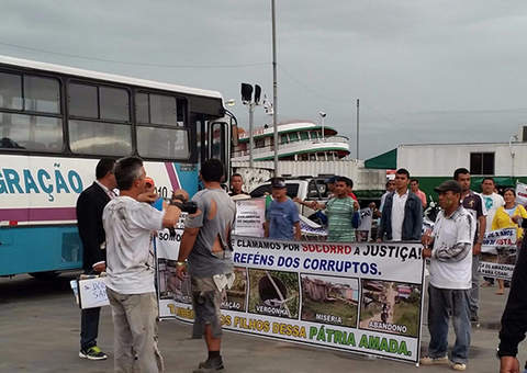 Moradores de Coari fazem protesto em Manaus