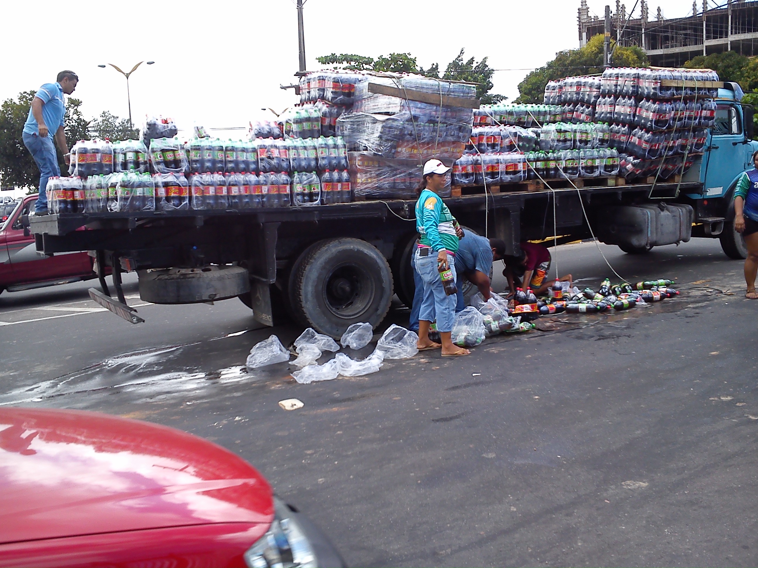  Caminhão derrapa e caixas de refrigentes caem no São Jorge