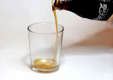 O que acontece com um dente mergulhado na Coca-Cola por 24h