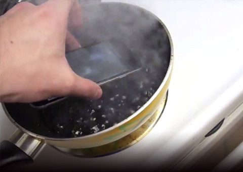 Homem faz teste e coloca iPhone 6 para ferver em panela de Coca-Cola