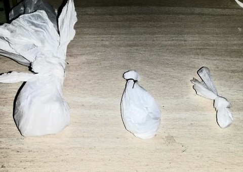 Homem que comercializava drogas em casa eventos é preso com cocaína e dinheiro