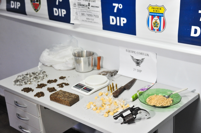 Policiais do 7º DIP apreendem adolescente e drogas na zona Sul