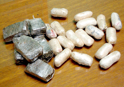 Dois homens são presos com mais de 1kg de cocaína em pó dentro do carro