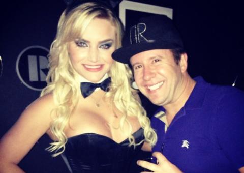  Rei do Camarote tira onda em festa com coelhinha da Playboy