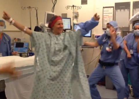 Vídeo de mulher dançando antes de mastectomia emociona internautas