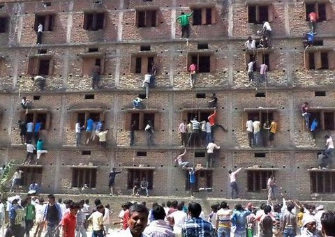Pais são flagrados escalando escola para passar cola aos filhos