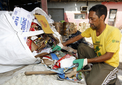 Grupo é criado para discutir contratação de catadores