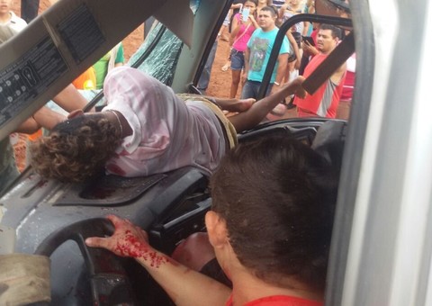 Três pessoas ficam feridas em colisão entre dois caminhões na AM-070