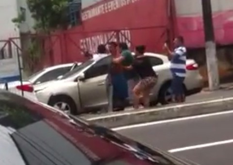 Três carros colidem na Av. Maceió e motoristas partem para briga 