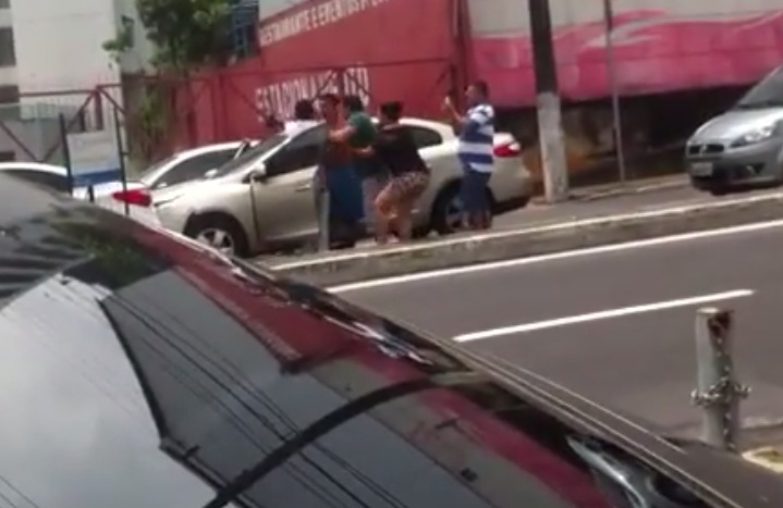 Três carros colidem na Av. Maceió e motoristas partem para briga 