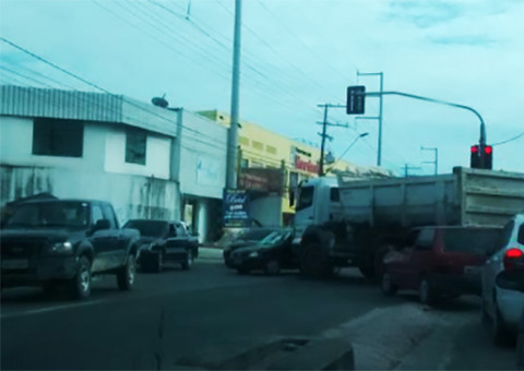 Caminhão bate em carro na Torquato Tapajós