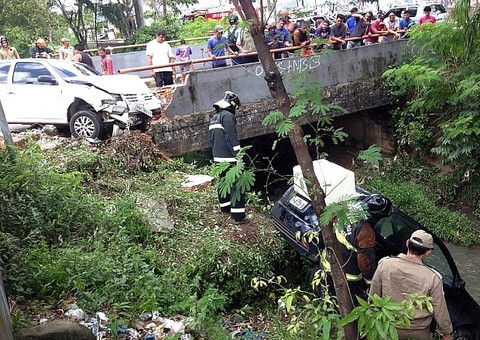 Carro cai no igarapé da Compensa depois de colisão na Avenida Brasil