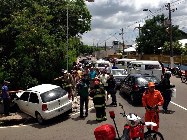 Carro cai no igarapé da Compensa depois de colisão na Avenida Brasil