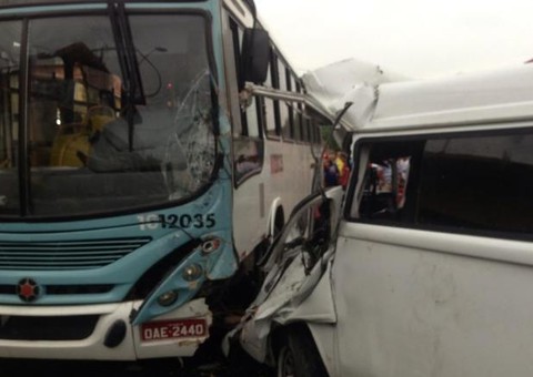 Dois homens ficam feridos em colisão de ônibus com Kombi