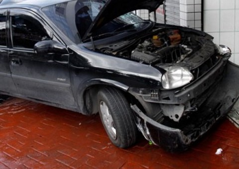  Carro colide com ônibus e duas pessoas ficam feridas