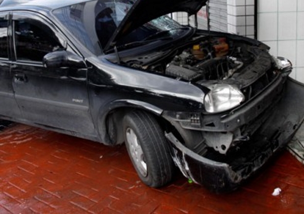  Carro colide com ônibus e duas pessoas ficam feridas