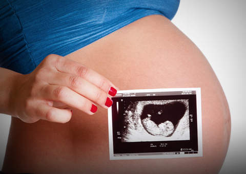 Garota diz ter feito sexo com 25 homens diferentes e agora não sabe quem é o pai