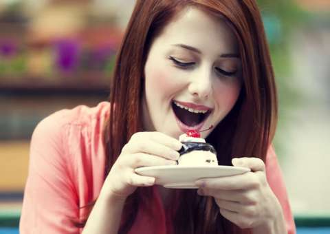 Como limpar os dentes após comer algo na rua